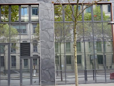 Réflexions dans la devanture de la Piscine, Avenue de la P… 