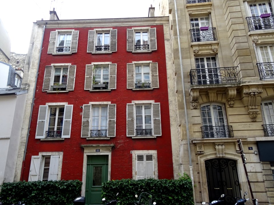 Un immeuble rouge, 10 rue Pétel, 15e arr., Paris 