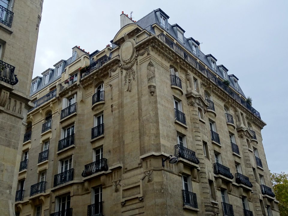 Immeuble à l'angle de la rue des Entrepreneurs et de la vi… 
