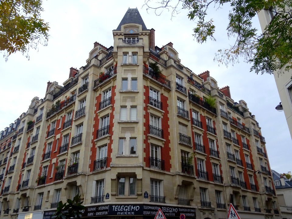 Immeuble à l'angle de la rue du Théâtre et de la rue Viole… 