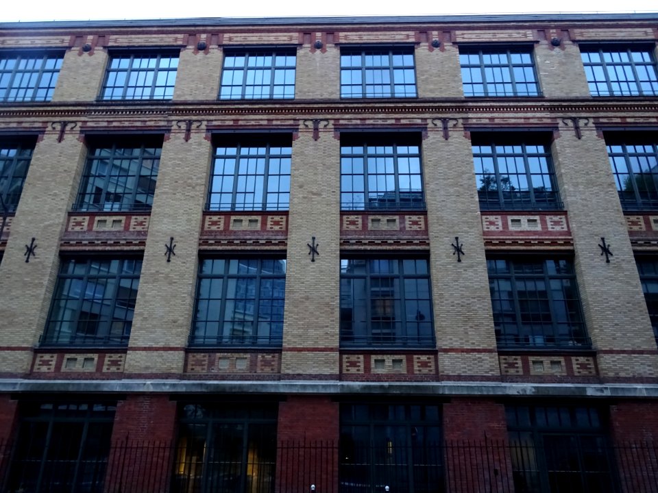 Réflexions dans un immeuble de briques, rue du capitaine M… 