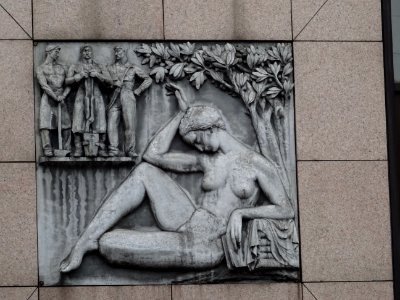 Bas-relief, au siège de la Fédération française de footbal… 