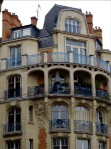 Détail de la façade, immeuble à l'angle de la rue Edmond R… 