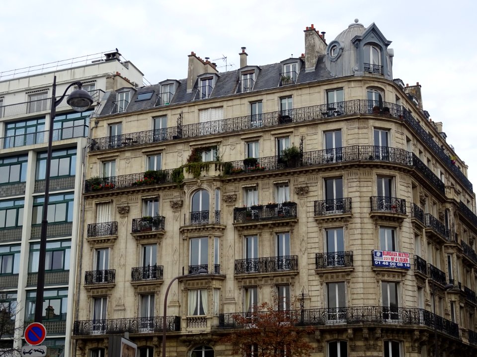 Immeuble à l'angle de la rue de Vaugirard et du boulevard … 