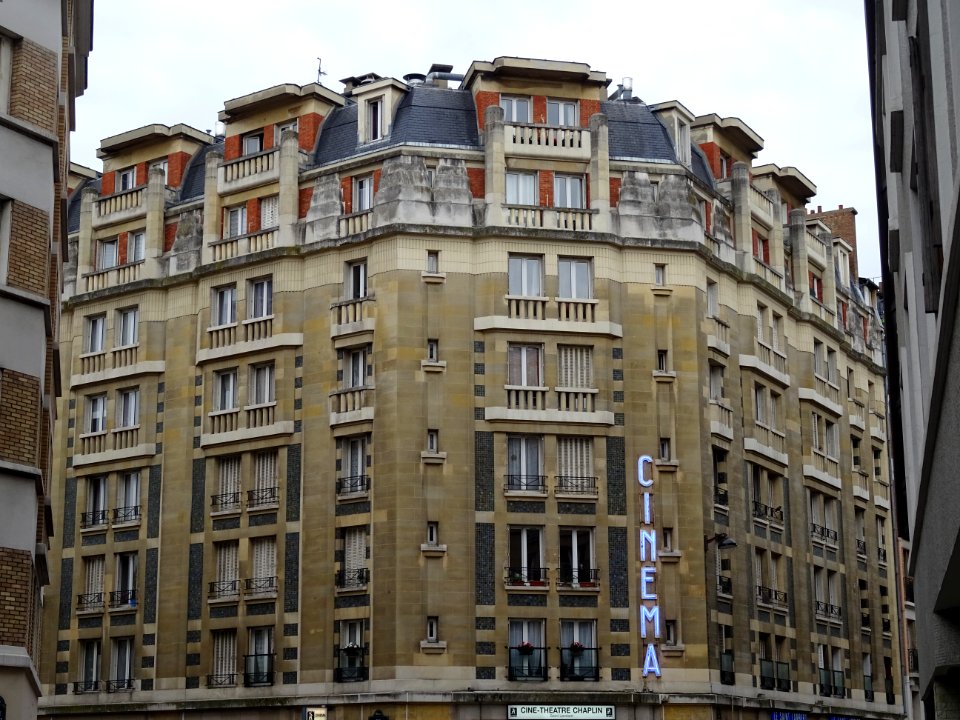 Cinéma Théâtre Chaplin, à l'angle de la Rue Léon Lhermitte… 