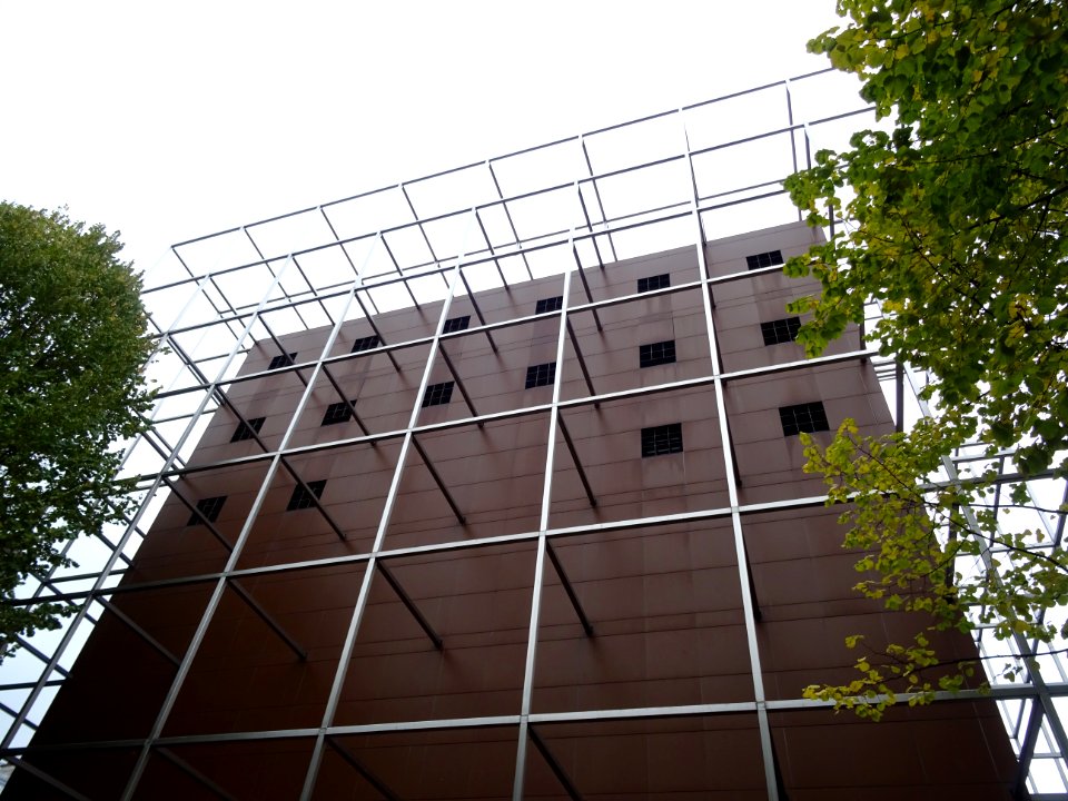 Eglise Notre-Dame-de-l’Arche-d'Alliance, cube de 18m de cô… 