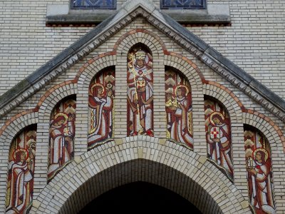 Fronton de l'église Saint-Léon, place du Cardinal-Amette, … 