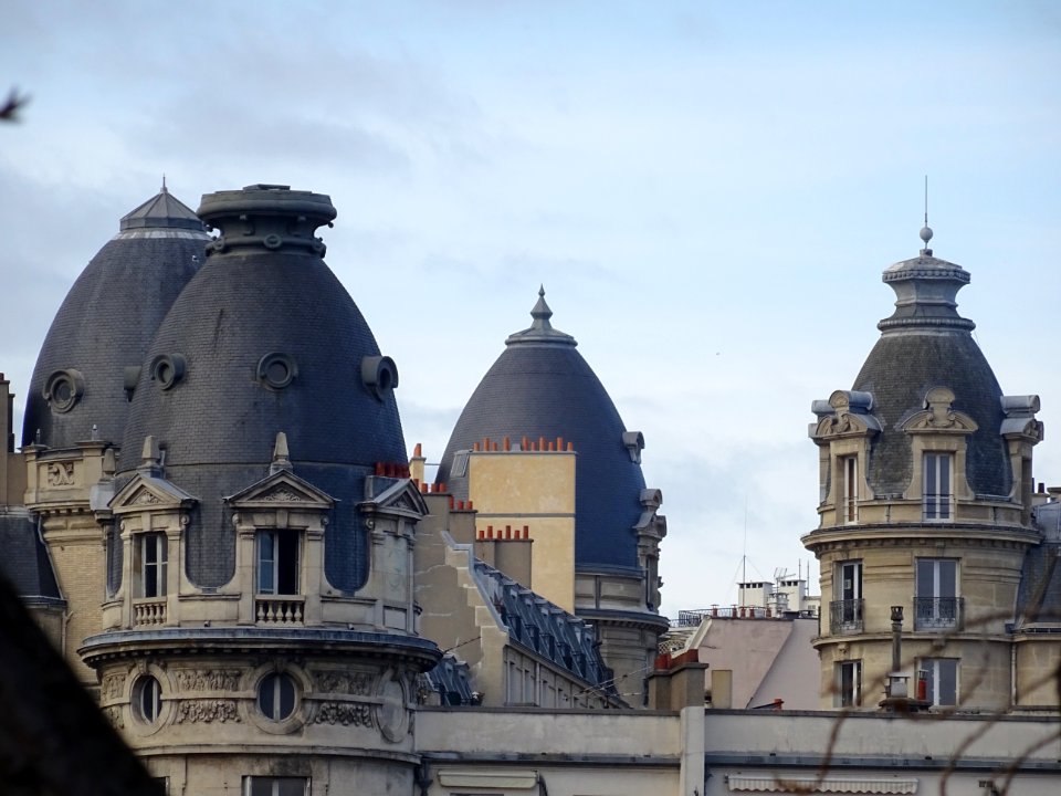 Immeuble et tourelles, au dessus du Pont Bir-Hakeim, limit… 