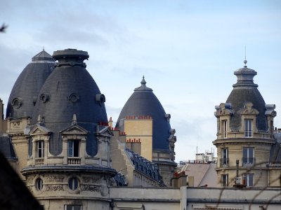 Immeuble et tourelles, au dessus du Pont Bir-Hakeim, limit… 