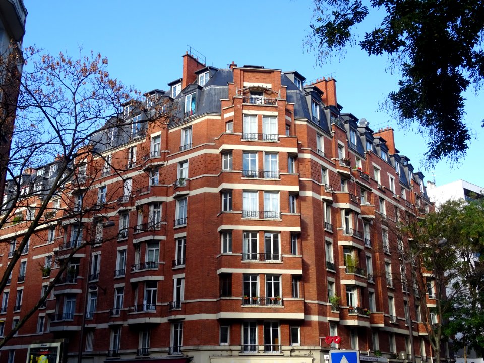 Immeuble à l'angle de l'avenue de Versailles et de la rue … 
