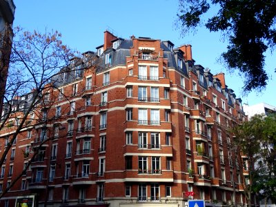 Immeuble à l'angle de l'avenue de Versailles et de la rue … 