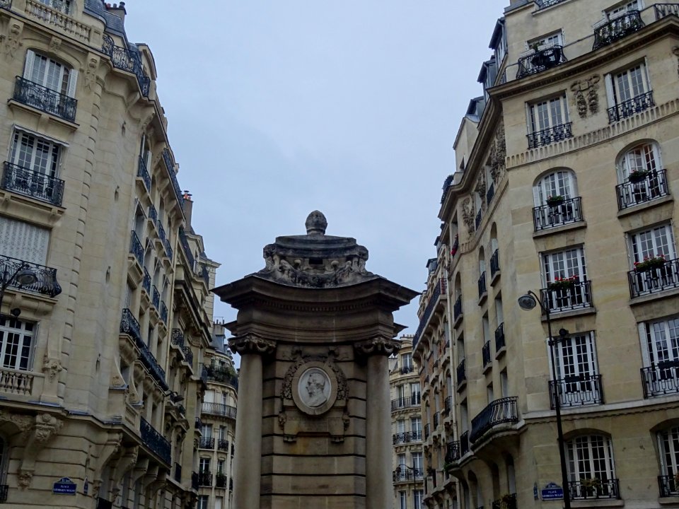 Fontaine du puits de Grenelle, à l'emplacement du 1er puit… 