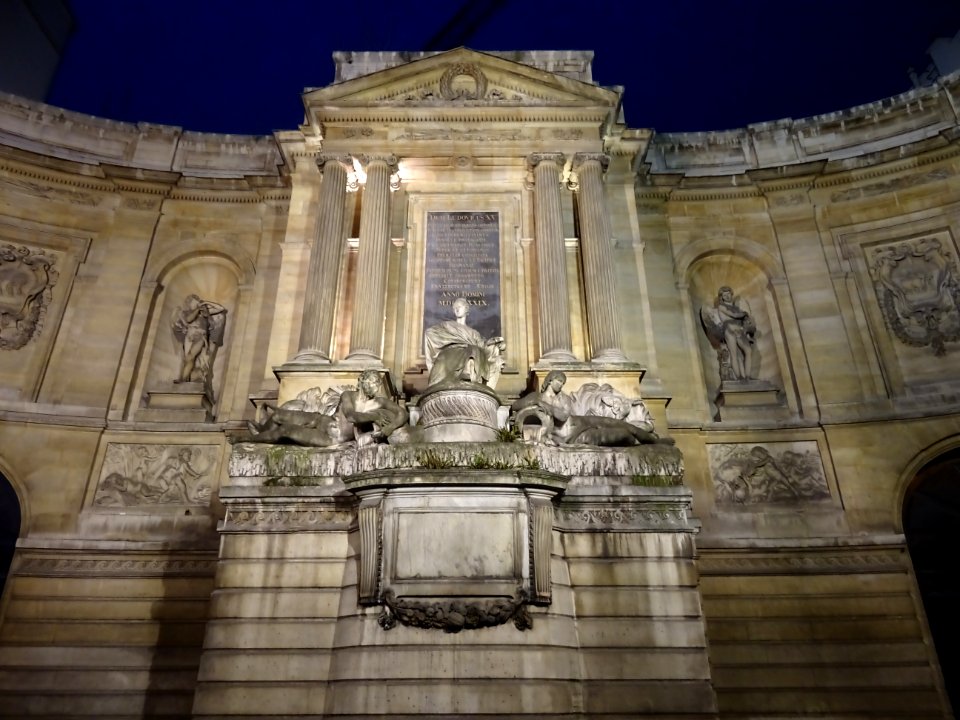 La fontaine des Quatre-Saisons est une fontaine monument… 