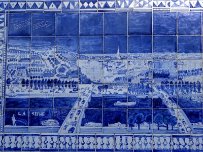 Faïence bleue La Seine, sur le parking du Musée des Avel… 