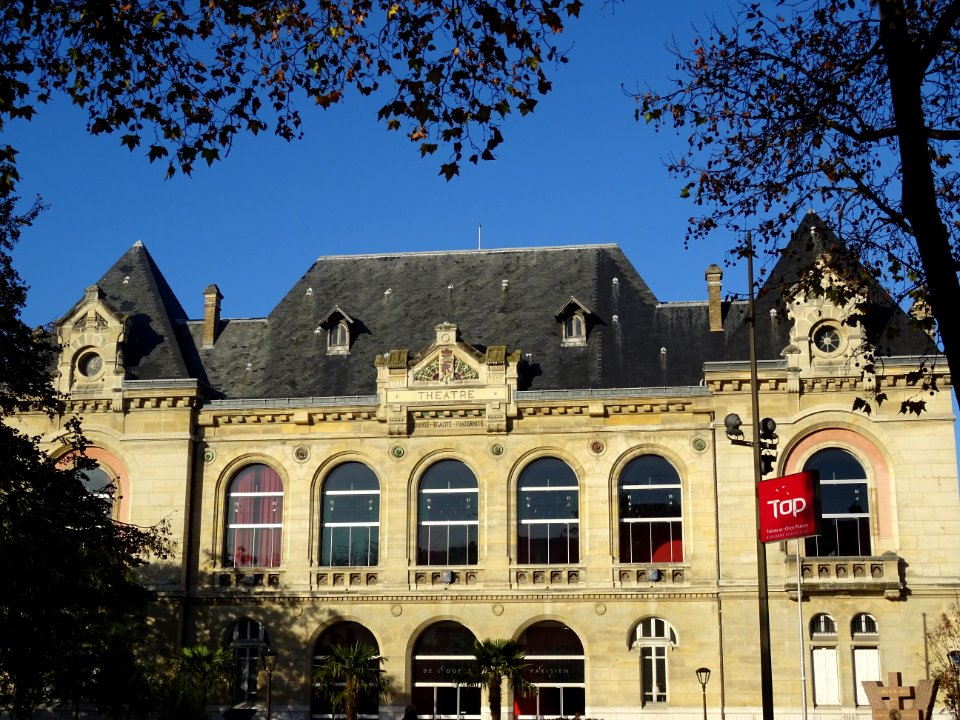 Façade du Théâtre de l'Ouest Parisien, 1 Place Bernard Pal… 