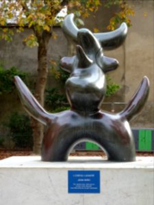 Statue L'Oiseau lunaire de Joan Miro, square de l'Oiseau… 