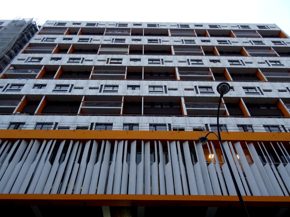 Immeuble orange et blanc en touches de piano, rue Emeriau,… 