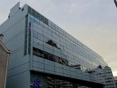 Réflexions dans la façade de l'immeuble de la CAF, rue du … 
