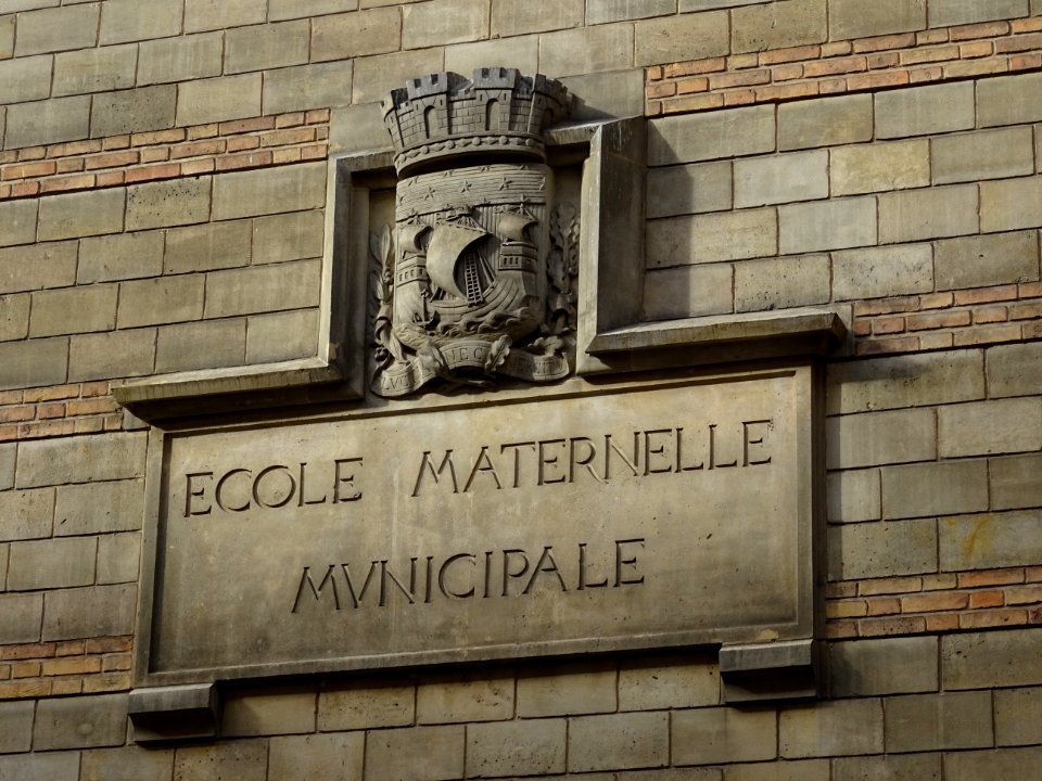 Détail d'une plaque Ecole Maternelle Municipale, rue Gerbe… 