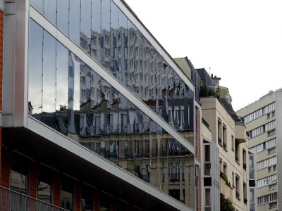 Réflexions et compressions ! dans un immeuble, rue des Vol… 