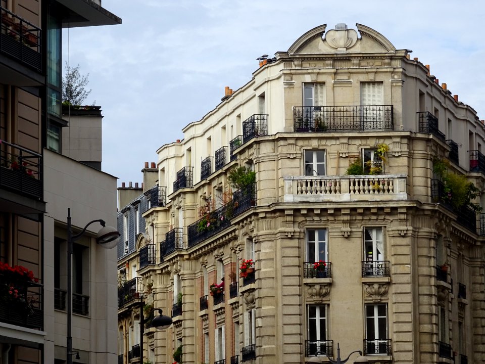 Immeuble à l'angle de la rue de la Croix Nivert et de la r… 