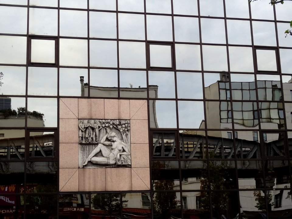 Bas-relief, au siège de la Fédération française de footbal… 