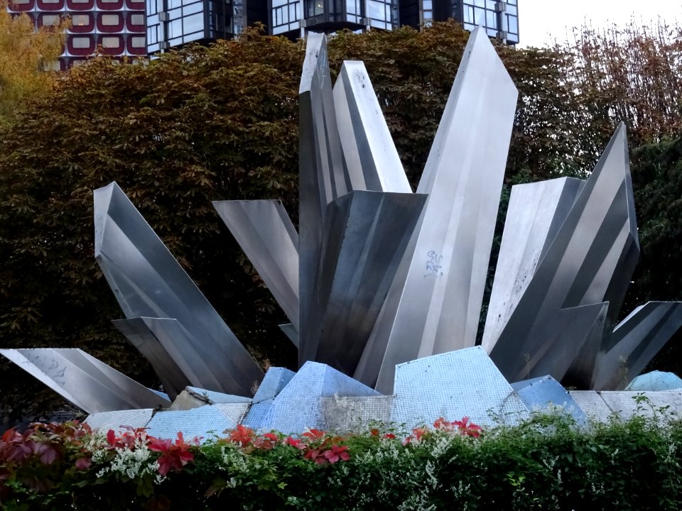 Sculpture-fontaine Cristaux par Jean-Yves Lechevallier dan… 