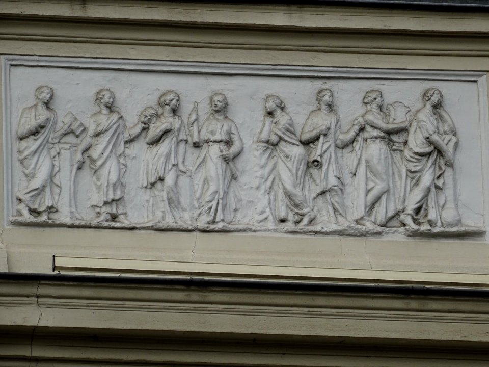 Bas-relief en haut du théâtre Hébertot, 78 bis boulevard d… 