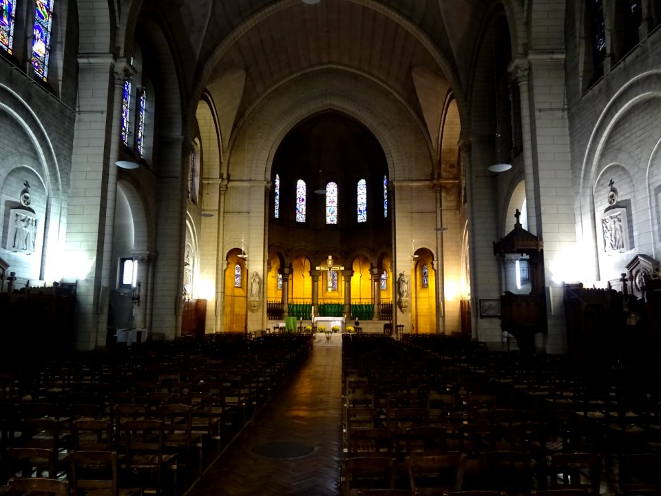 Nef, église Saint-Charles de Montceau, 22 bis rue Legendre… 
