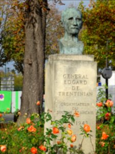 Buste du Général Edgard de Trentinian, organisateur du Sou… 