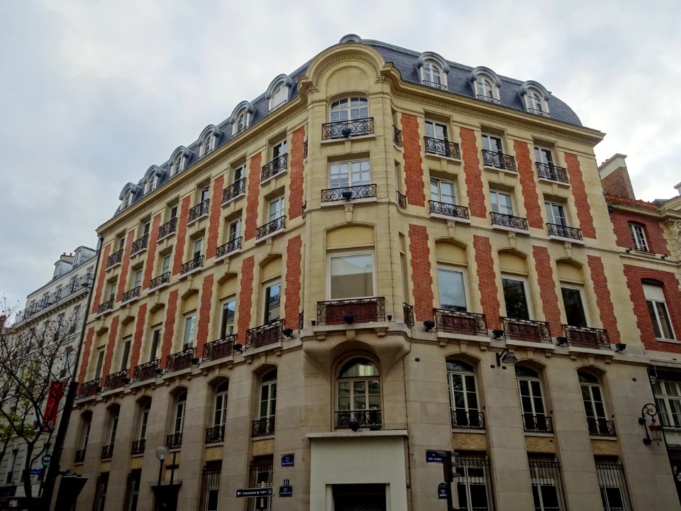 Immeuble à l'angle de la rue des Dames et de la rue des Ba… 