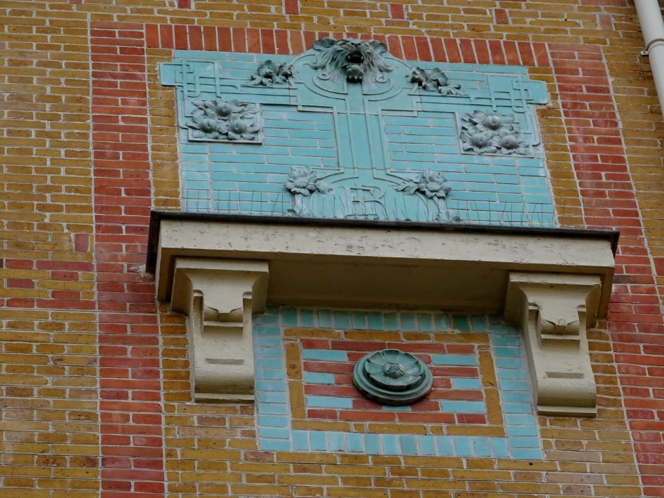 Détail de la façade, immeuble à l'angle de la rue Firmin G… 