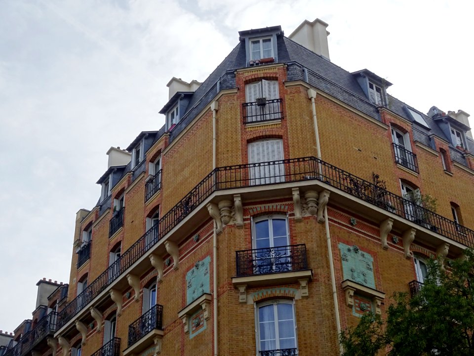 Immeuble à l'angle de la rue Firmin Gillot et de la rue de… 