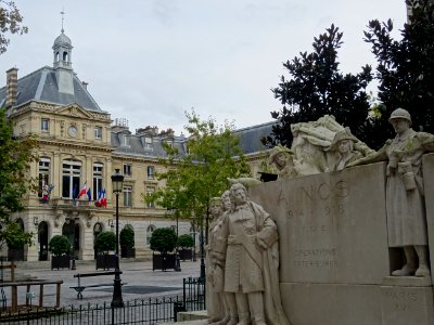 Mairie du XVe et Statue A nos morts, place Hubert Monmar… 