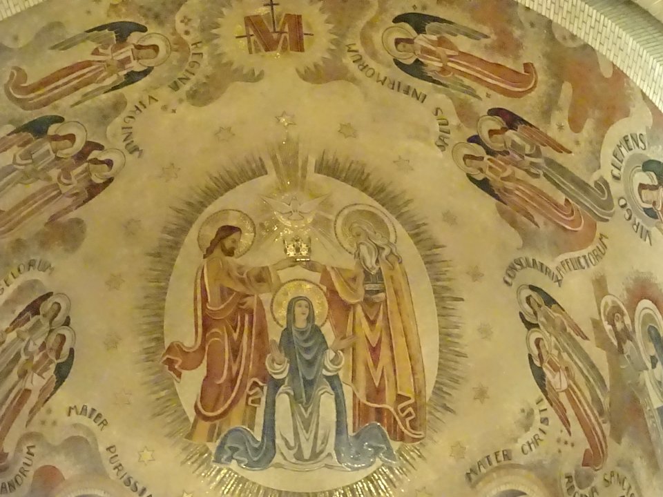 Fresque au plafond de l'église Saint-Léon, place du Cardin… 