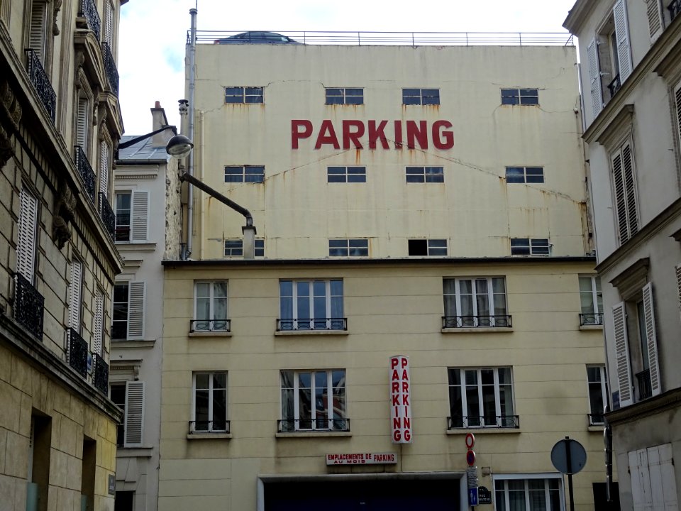 Immeuble Parking, rue Lebouteux, 17e arr.,Paris. Une voi… 