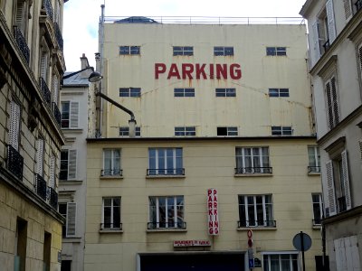 Immeuble Parking, rue Lebouteux, 17e arr.,Paris. Une voi… 