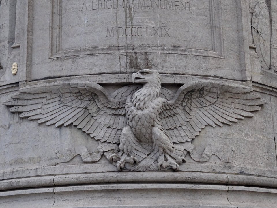 Aigle sur le piédestal du Monument du maréchal Moncey, d… 