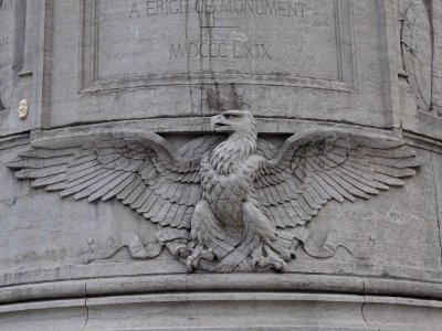 Aigle sur le piédestal du Monument du maréchal Moncey, d… 