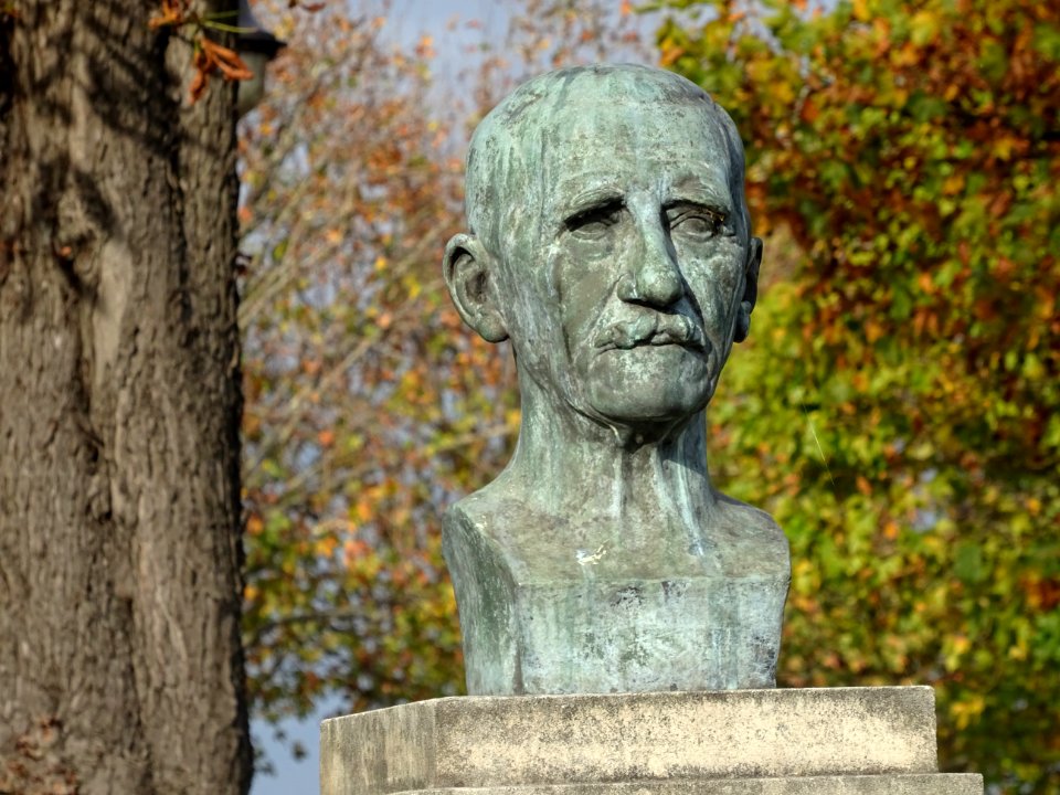 Buste du Général Edgard de Trentinian, organisateur du Sou… 