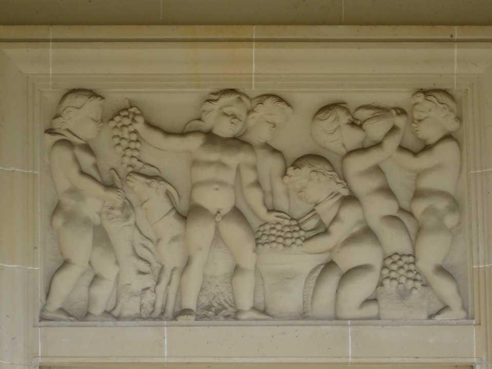 Bas-relief, sur la façade d'un immeuble Place de la Porte … 
