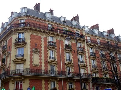 Immeuble à l'angle de la rue des Moines et de la rue Lemer… 