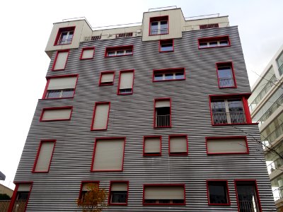Immeuble moderne dans la rue Marie-George Picquart, 17e ar… 