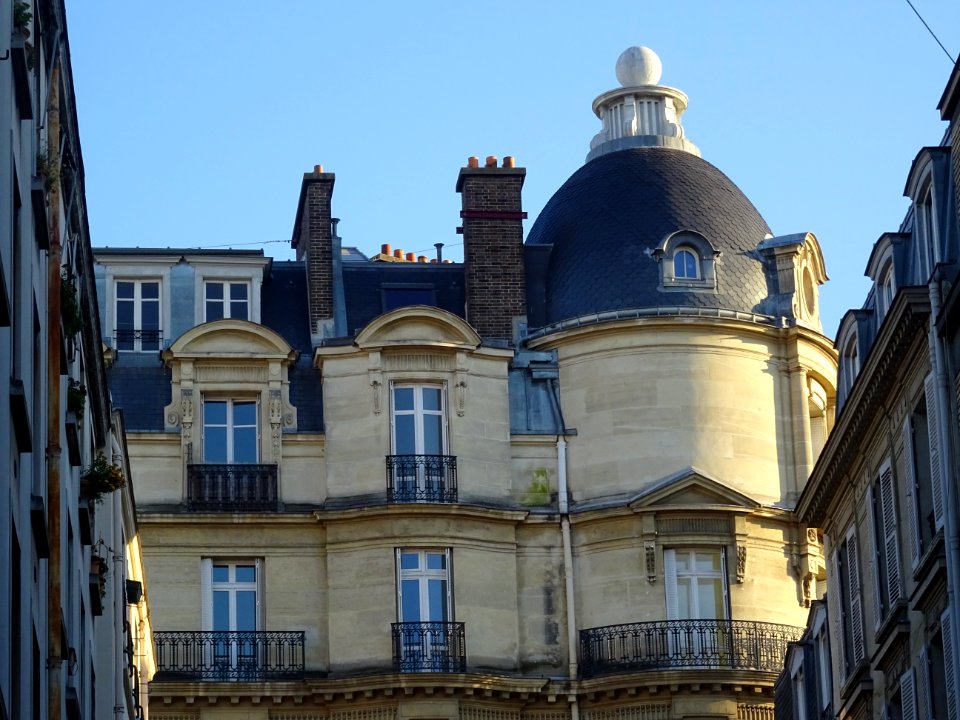 Encore un immeuble à tourelle, au bout de la rue Bayen ,17… 