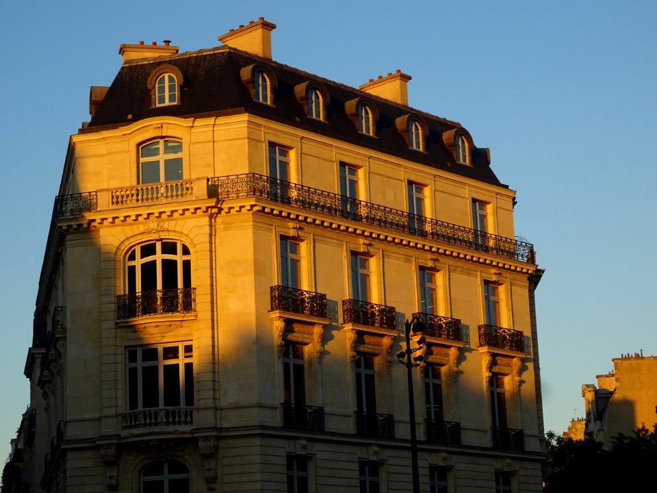 Immeuble, au 4 Place de la République Dominicaine, en face… 
