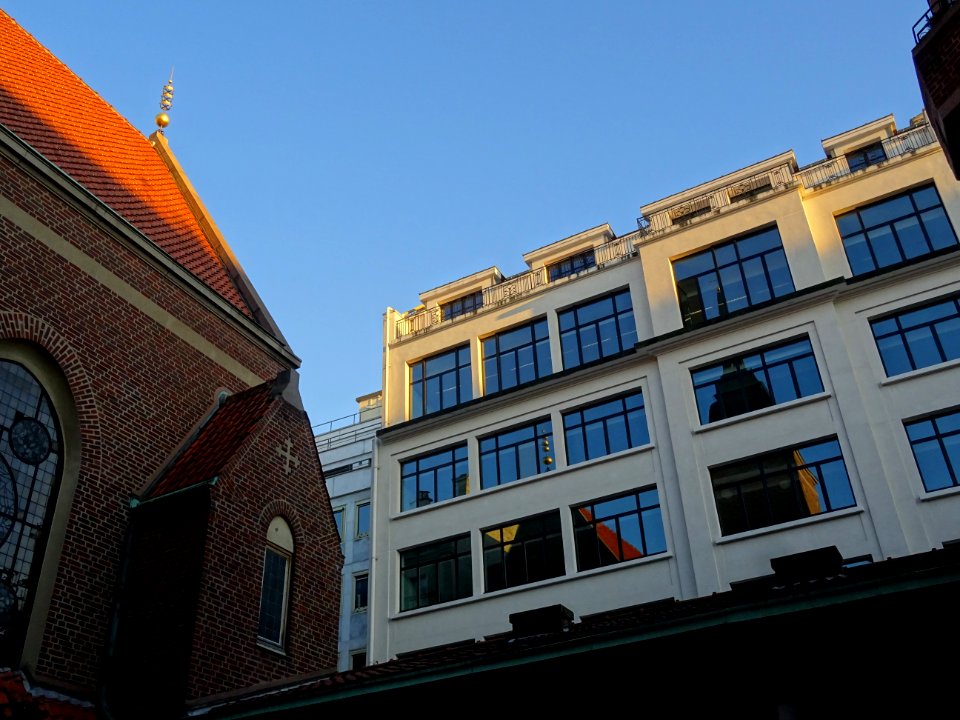 Reflexion dans un immeuble de l'Eglise suédoise de Paris, … photo