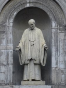 Statue de Saint-Vincent-de-Paul, cour attenant à la Chapel… 