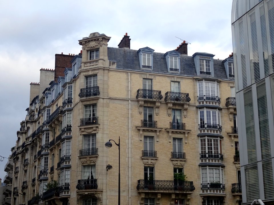 Immeuble à l'angle de la rue de Sèvres et de la rue Saint … 