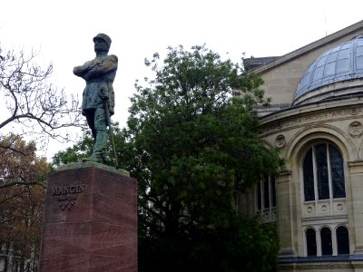 Statue du général Charles Mangin, place du Président-Mitho… 