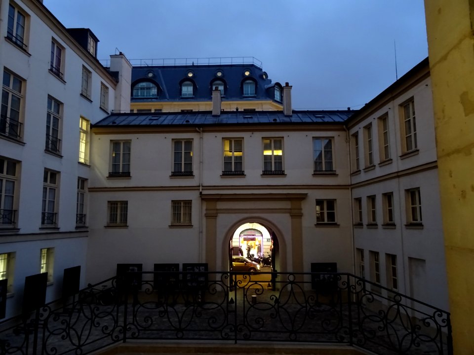 Cour intérieure de la chapelle de l'Épiphanie des Missions… 